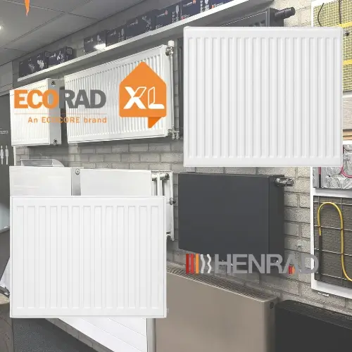 EcoRad und Henrad Plattenheizkörper nebeneinander aufgestellt — Vergleich Eigenmarke gegen Premium-Marke, gleiche Fertigungsqualität, unterschiedliche Preispositionierung